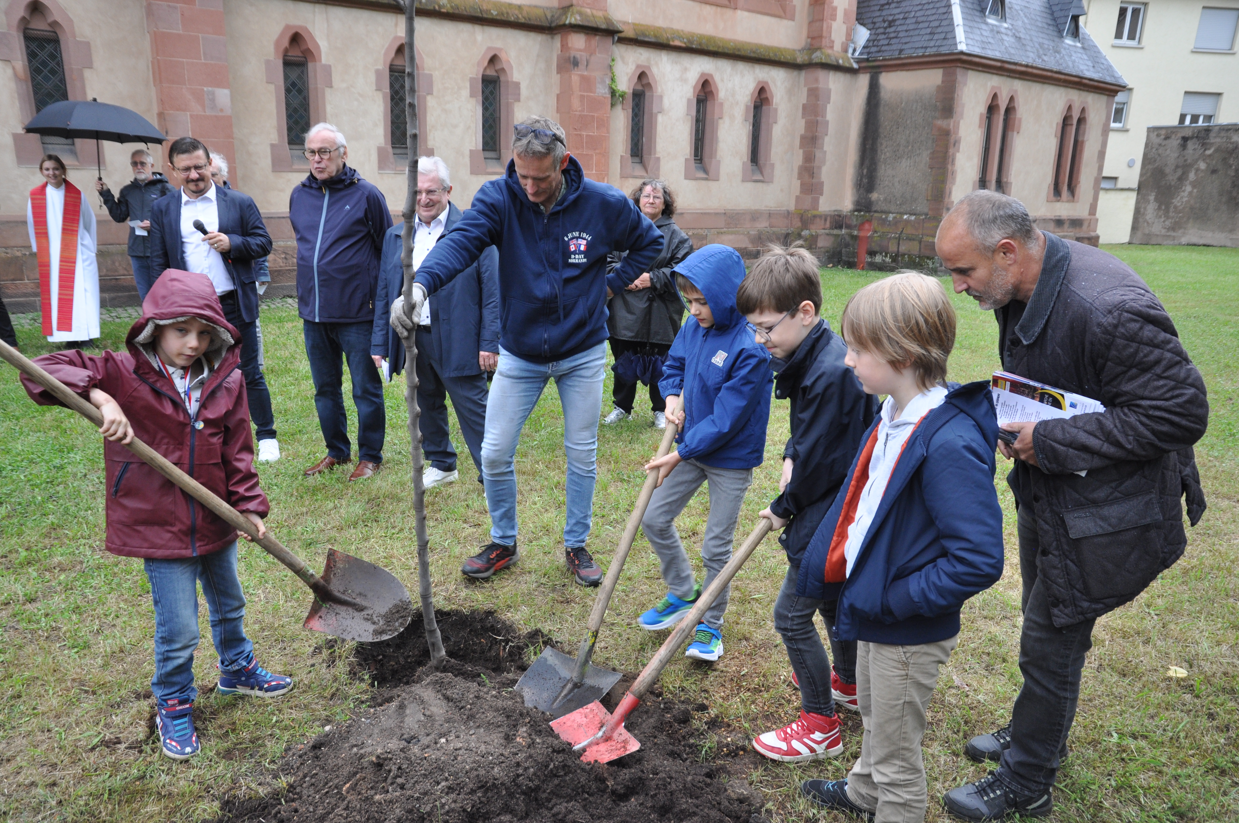 Plantation d'un arbre de Judée dans le jardin de l'église à l'occasion des 500 ans de protestantisme à Haguenau.